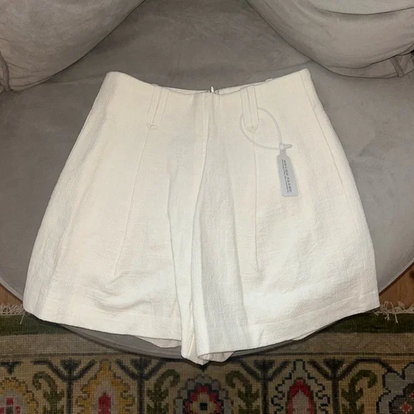 Petite Studio Anne Linen Shorts in White